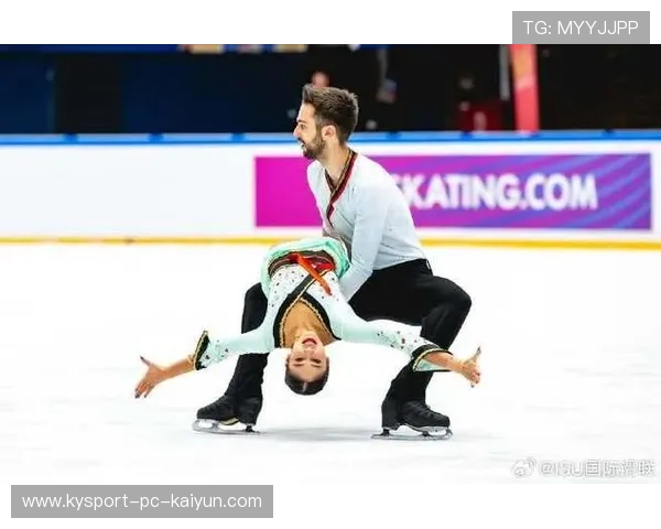 花样滑冰选手的托举动作极稳